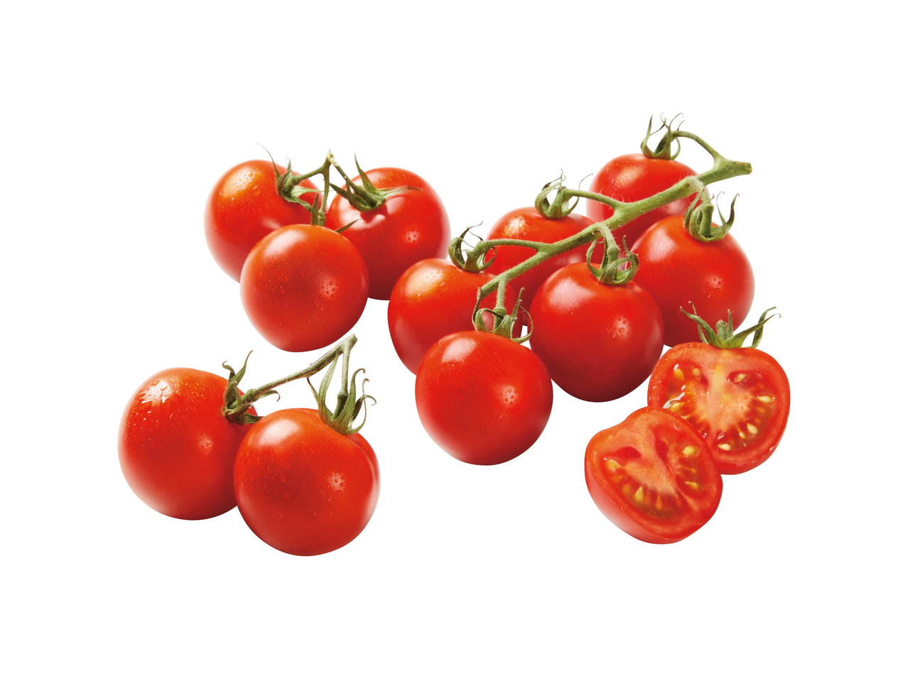 Grozdovi crvenih cherry rajčica, neke cijele, a neke prepolovljene, na bijeloj pozadini.