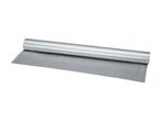 En rulle aluminiumsfolie ligger delvist rullet ud.