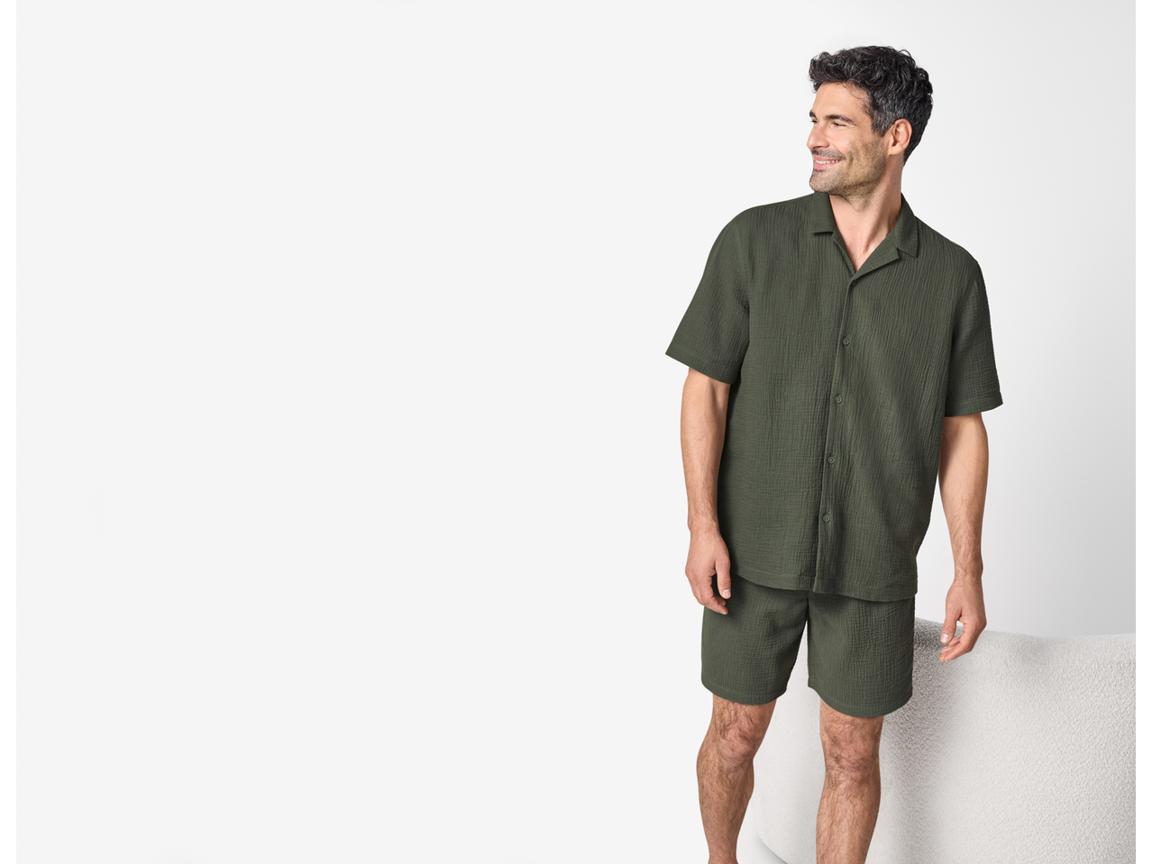 Bărbat în pijama de muselină ESMARA verde închis, cămașă cu mânecă scurtă și pantaloni scurți