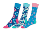 Drei Paar Socken mit maritimen Mustern: Rettungsringe, Wellen und Anker.