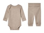 En beige baby-onesie og bukser i rib.