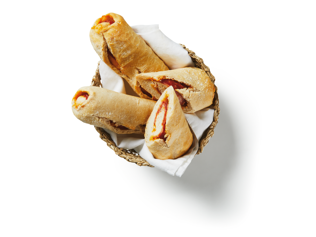 Pãezinhos recheados numa cesta.