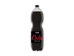 En stor flaske cola zero sugar med sort etiket og rød skrift.