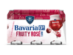 Een 6-pack Bavaria 0.0% Fruity Rosé blikjes met een glas van het drankje en fruit.