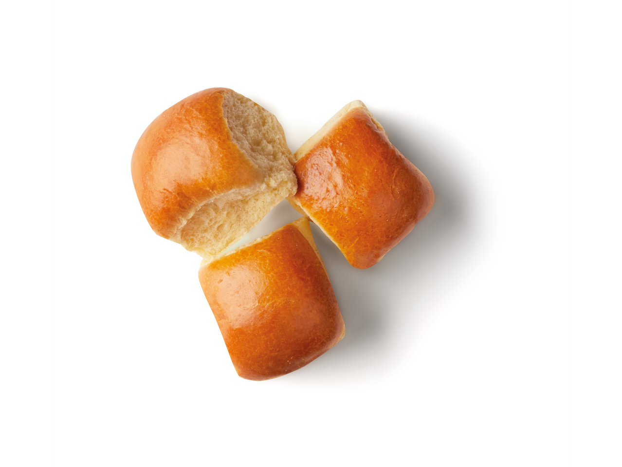 Drei goldbraune Brezelstücke auf weißem Hintergrund.