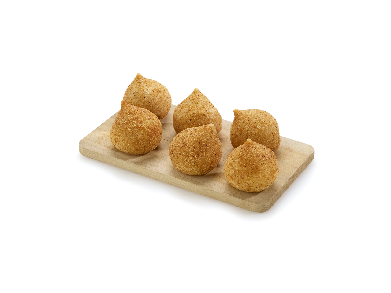Sept coxinha de frango dorées sur une planche en bois.