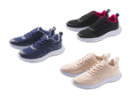 Drei Paar Sportschuhe in Blau, Schwarz und Beige auf schwarzem Hintergrund.