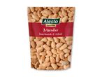 En pose med blancherede og ristede mandler, 200 g.