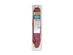 En pakke med en lang, mørkerød salami.