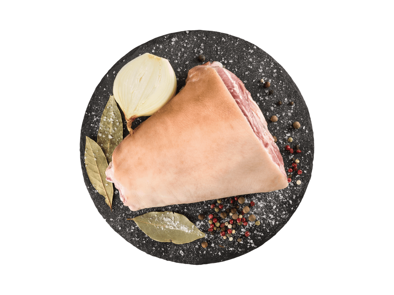 Kiaulienos karka su svogūnu, lauro lapais ir pipirais ant juodos lentelės.