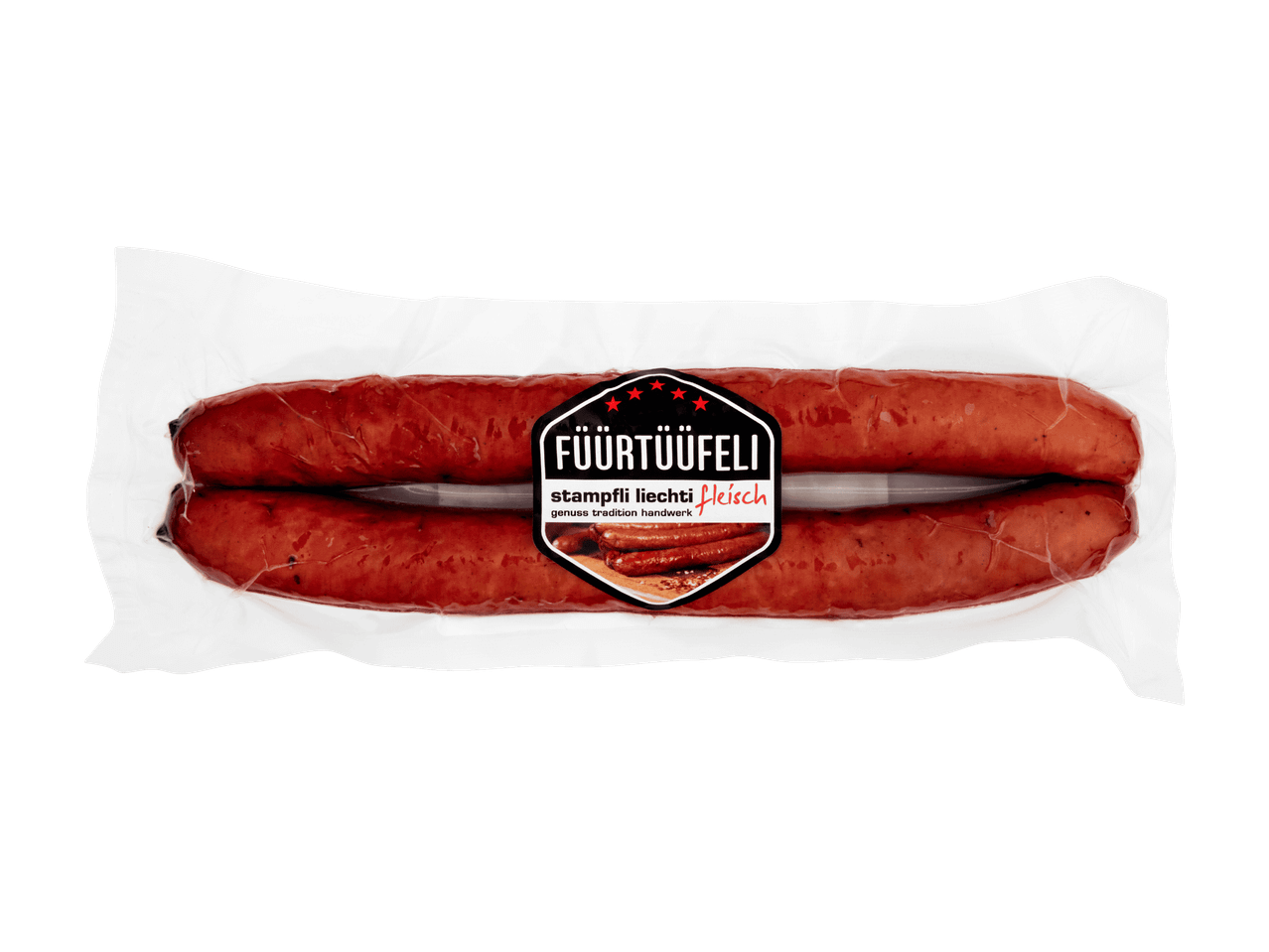 Deux saucisses rouges sur une ardoise noire avec du romarin et des épices