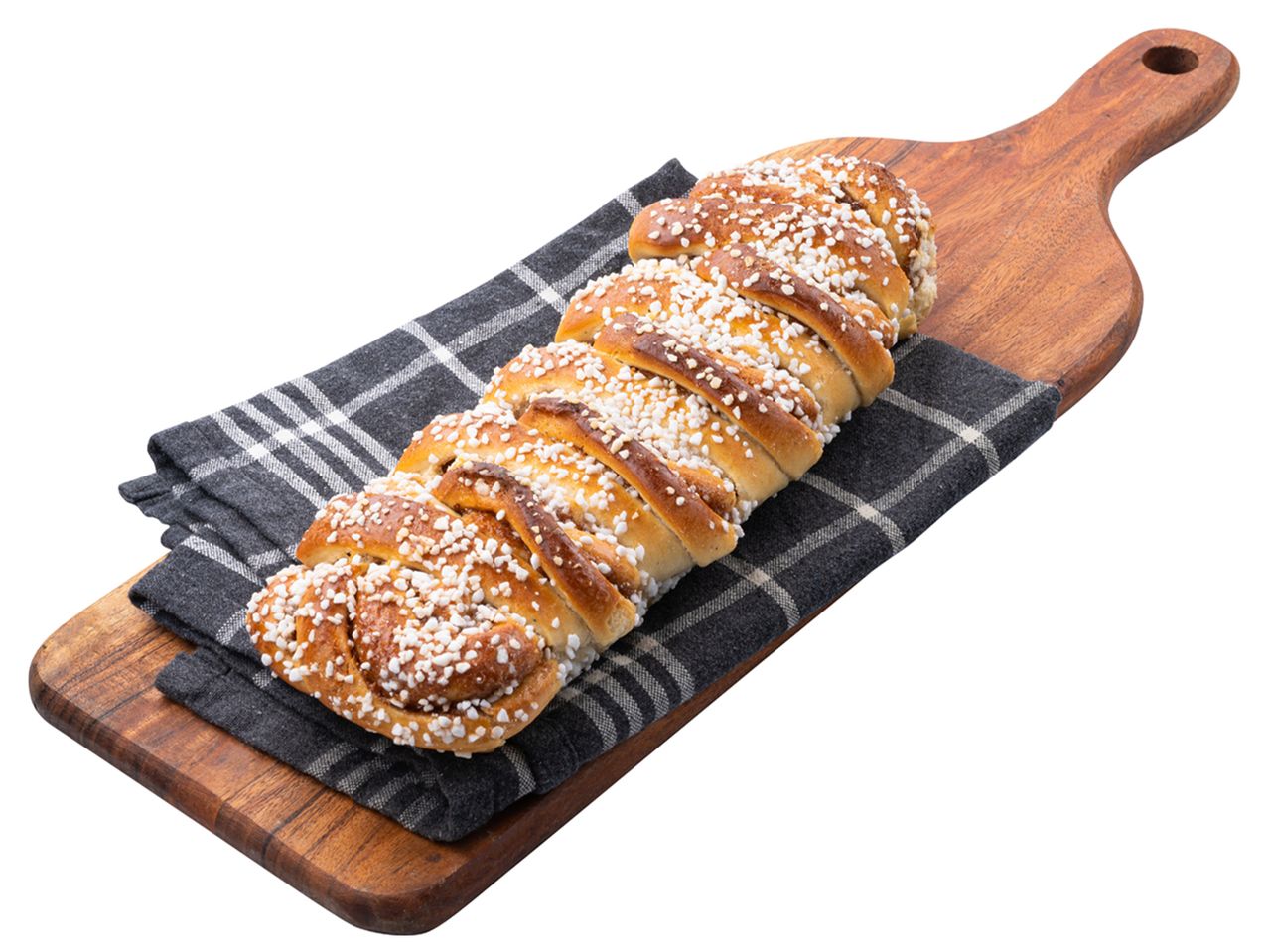 Kanelbulle med socker på en träbräda.