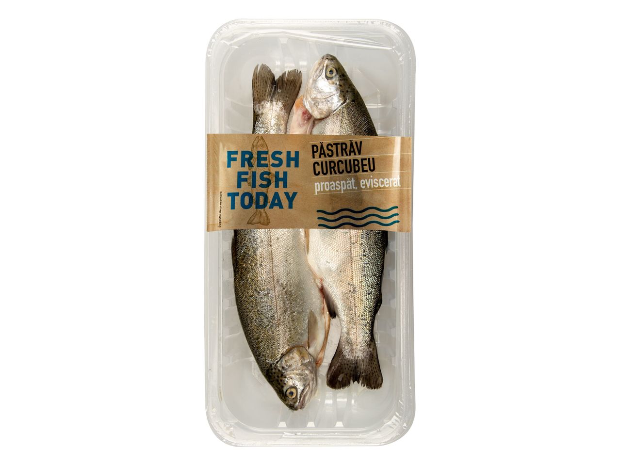 Două păstrăvi curcubeu proaspeți într-un ambalaj de plastic.