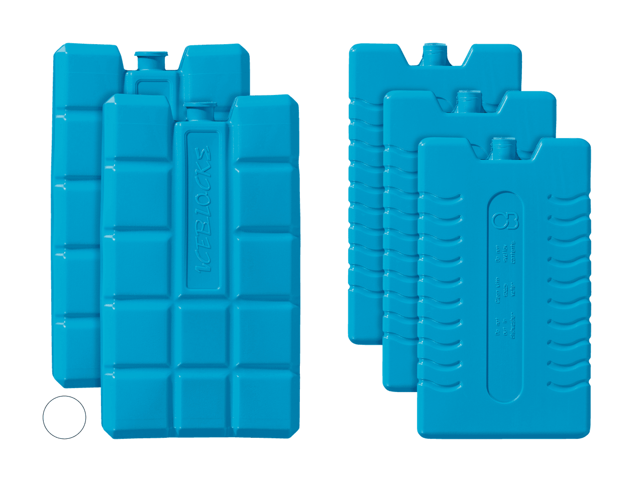 Blocs réfrigérants bleus avec des motifs texturés et des inscriptions, empilés sur un fond noir.