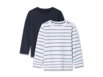 Zwei Langarmshirts, eines dunkelblau und eines weiß mit grünen Streifen.