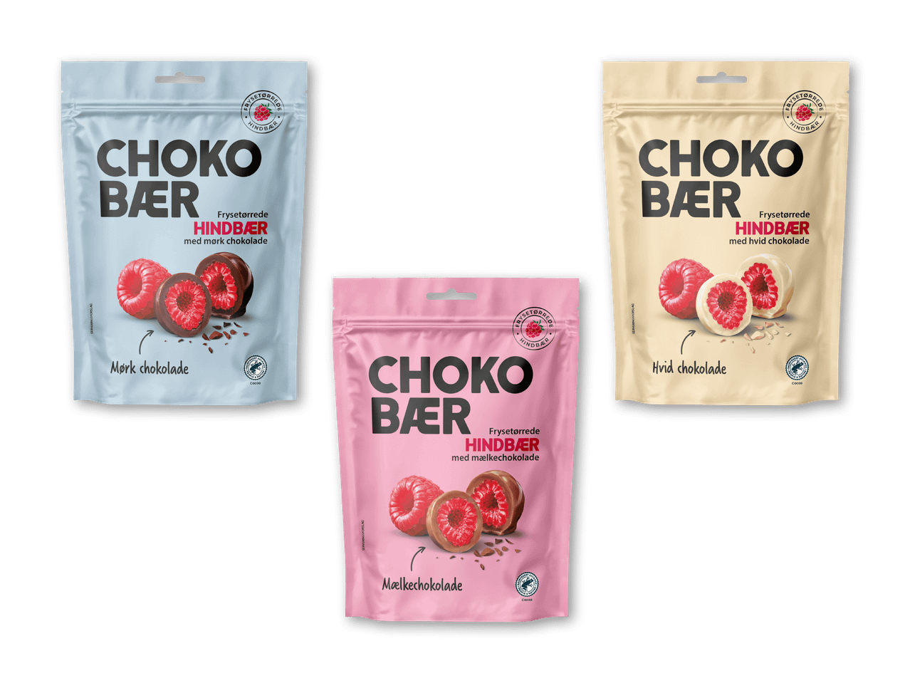 Tre poser med frysetørrede hindbær overtrukket med mørk, mælke- og hvid chokolade.