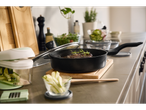 Frigideira com carne, recipientes para comida e ralador.