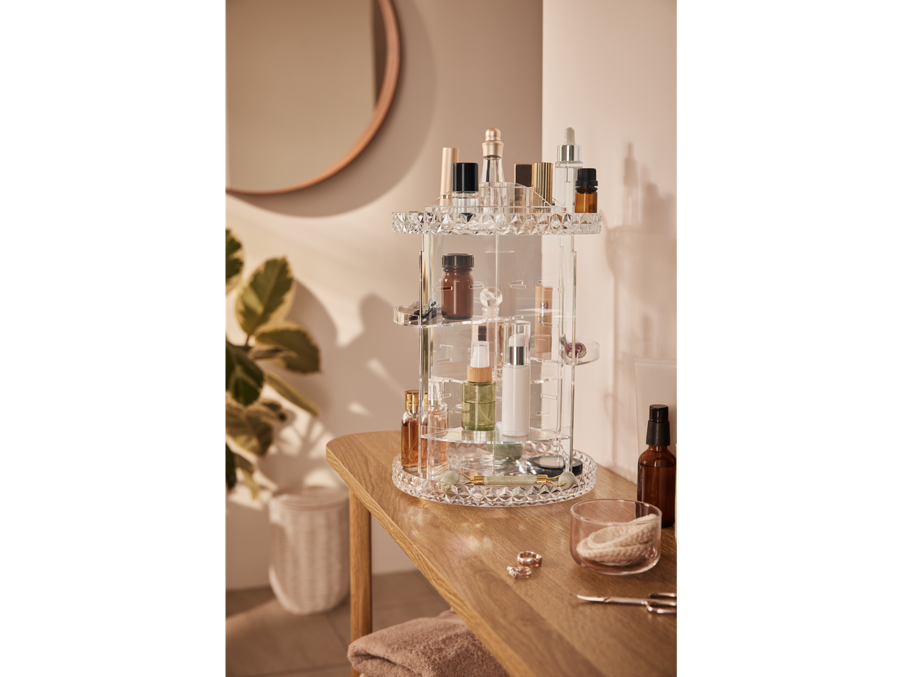 Organizador de maquiagem giratório e elegante com vários produtos cosméticos.
