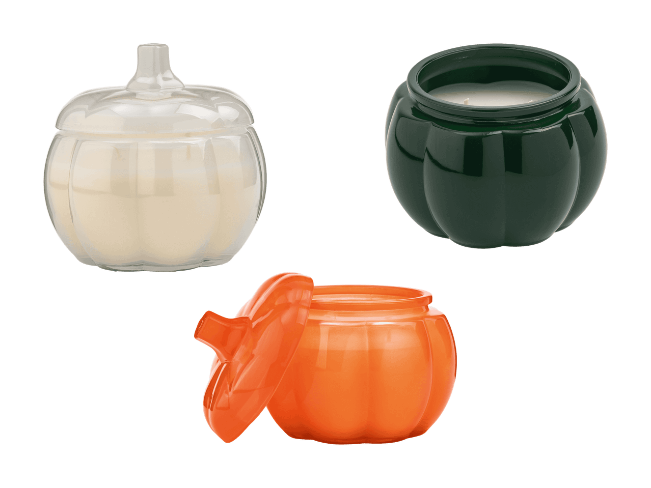 Trois bougies en forme de citrouille : une blanche, une vert foncé et une orange.
