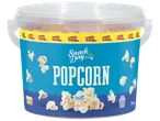 Een grote emmer popcorn met de tekst 'Snack Day Popcorn' en 'XXL'.