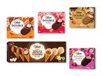 Forskellige isprodukter, herunder ispinde med karamel, hindbær og cookie-smag, samt mini-isvafler.