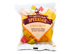 Een verpakking spekkoek in Caribische stijl met banaansmaak, versierd met een toekan en tropische patronen.