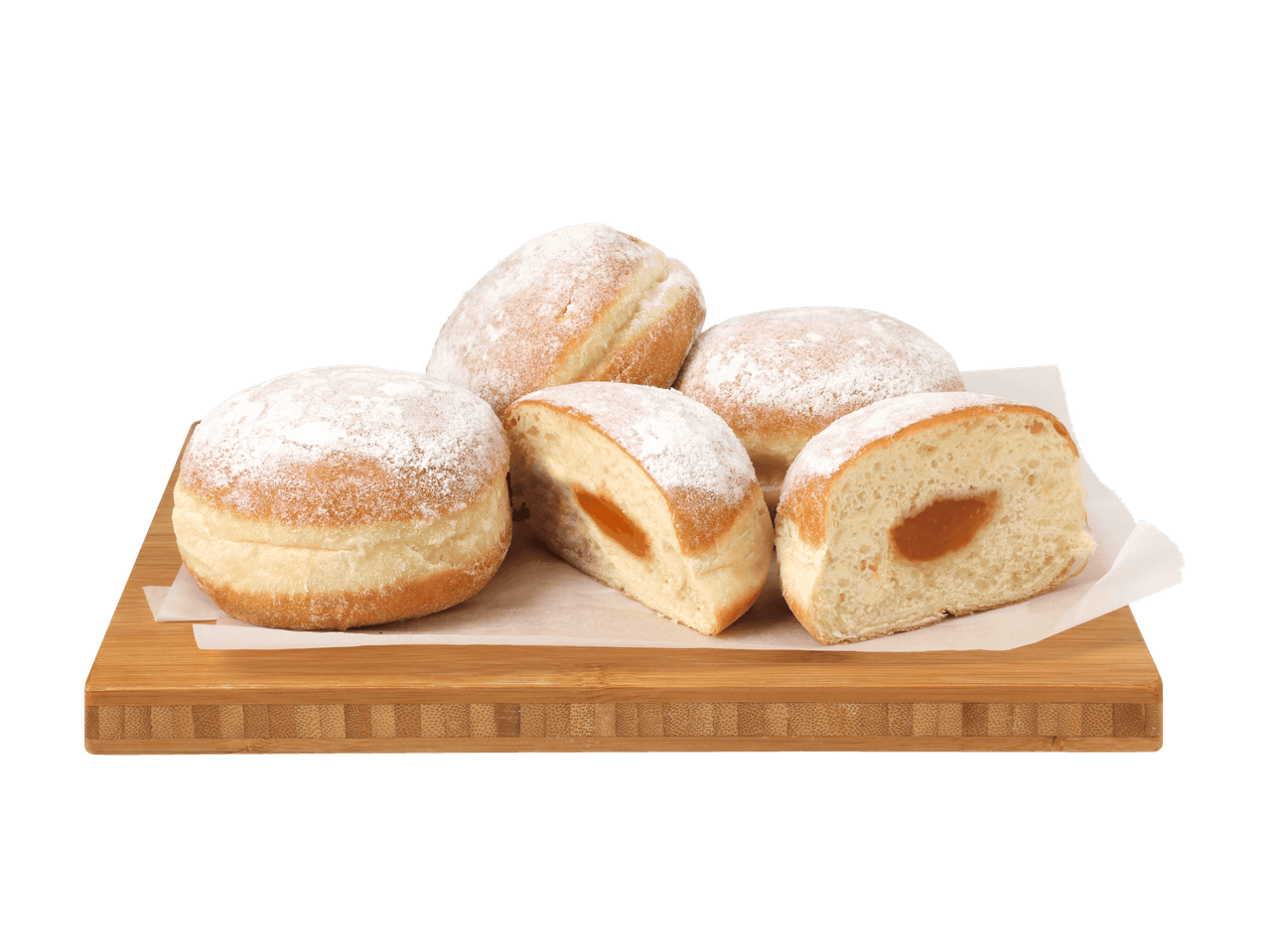 Beignets fourrés à la confiture et saupoudrés de sucre glace sur une planche en bois.