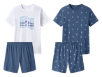 Dva kompleta pidžama: bijela majica s natpisom 'CALL IT A DAY' i plave kratke hlače, te plava majica i kratke hlače s uzorkom jedrilica.