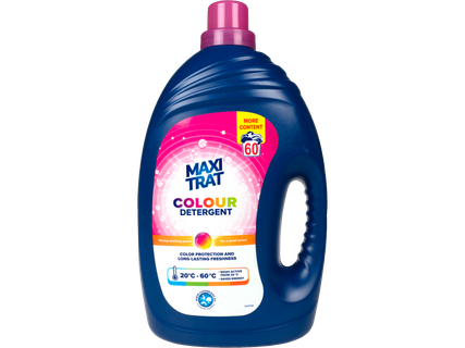 Detergent lichid Maxi Trat Colour într-o sticlă albastră cu capac roz, evidențiind 60 de spălări și protecția culorii.