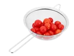 Passoire en acier inoxydable contenant des tomates cerises.