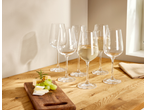 Copos de vinho SILVERCREST® com vinho branco, queijo e uvas numa mesa de madeira.