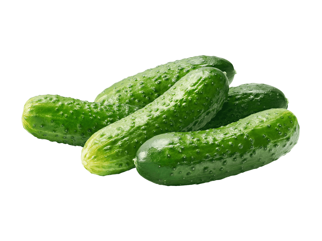 Rykelmä tuoreita, vihreitä kurkkuja mustalla taustalla.