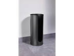 Suport metalic negru pentru accesorii de baie Livarno Home pe o podea de gresie.