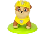 Figura de cão com capacete de construção amarelo e colete numa base verde.