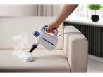 Silvercrest® ručni parni čistač čisti svijetlu sofu parom.