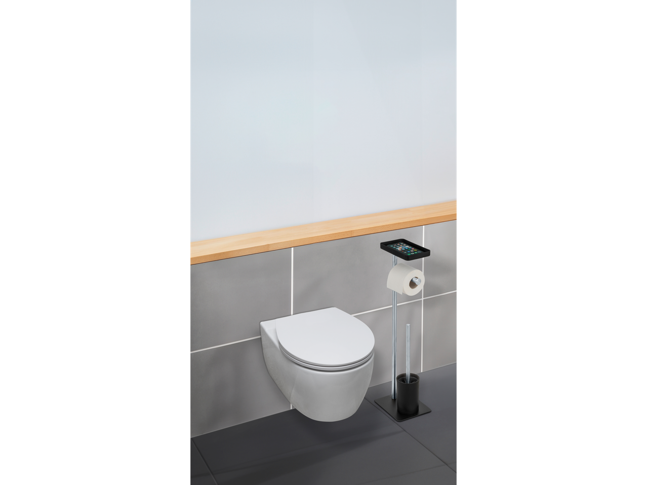 Moderna WC školjka s držačem za toaletni papir i četkom.
