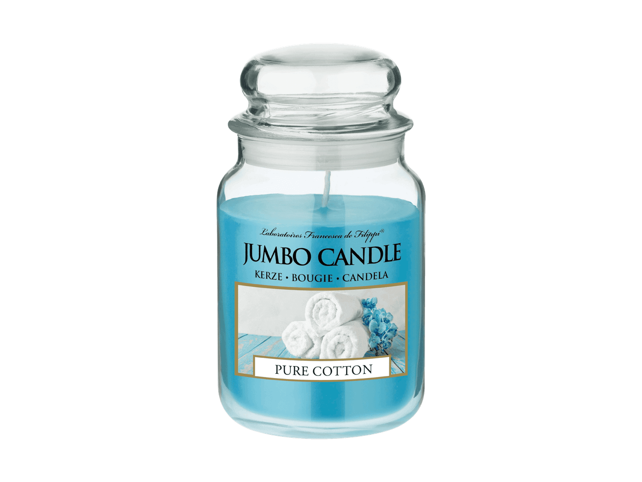 Blaue Duftkerze im Glasgefäß mit „Pure Cotton“-Etikett und weißen Handtüchern.