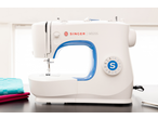 Máquina de costura Singer M3205 branca com detalhes azuis e tecidos coloridos.
