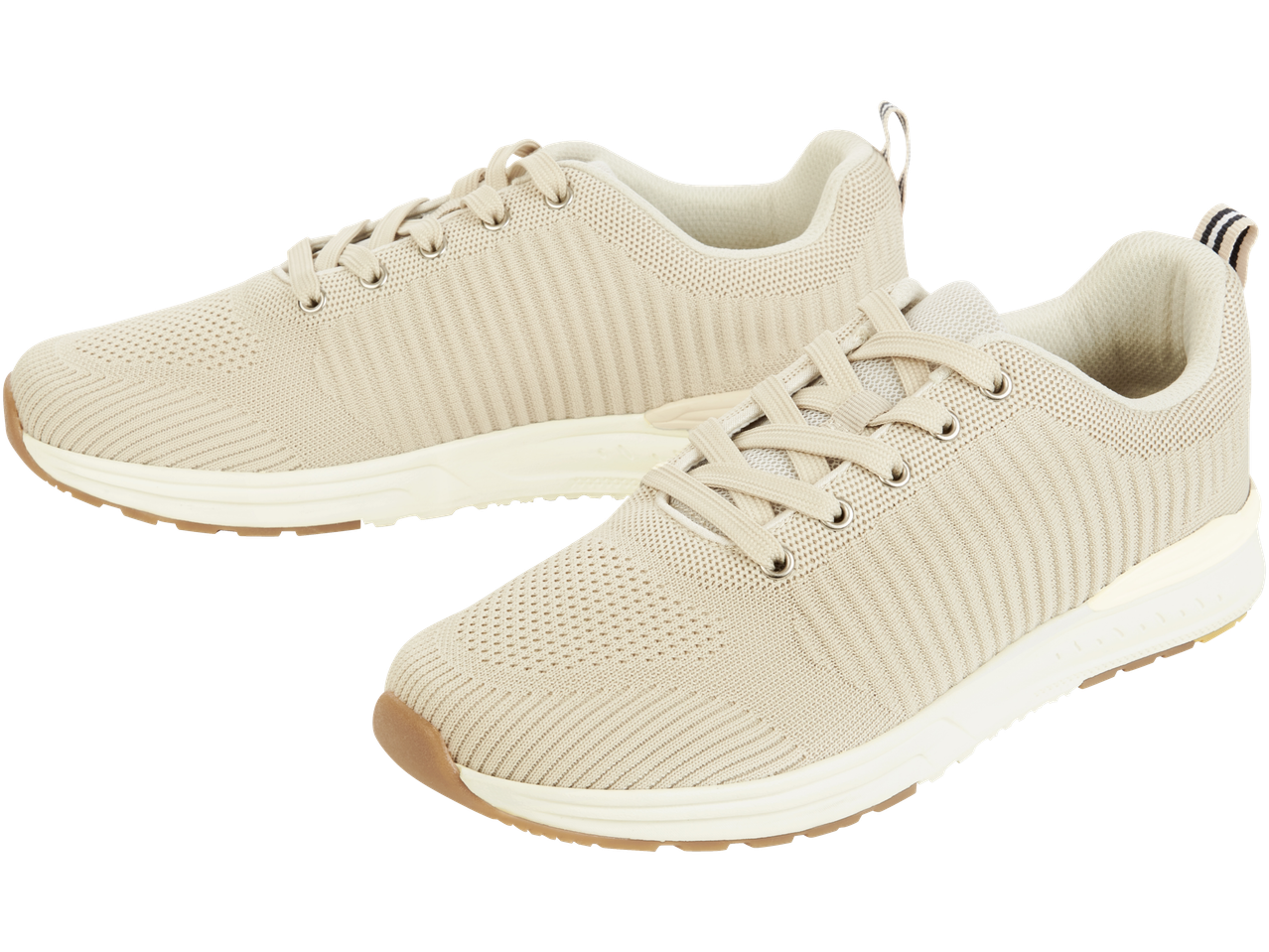 Ett par beige stickade sneakers.