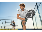 Padelspelers met CRIVIT rackets op een zonnige buitenbaan.