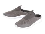Et par grå, åbne sneakers med hvid sål.