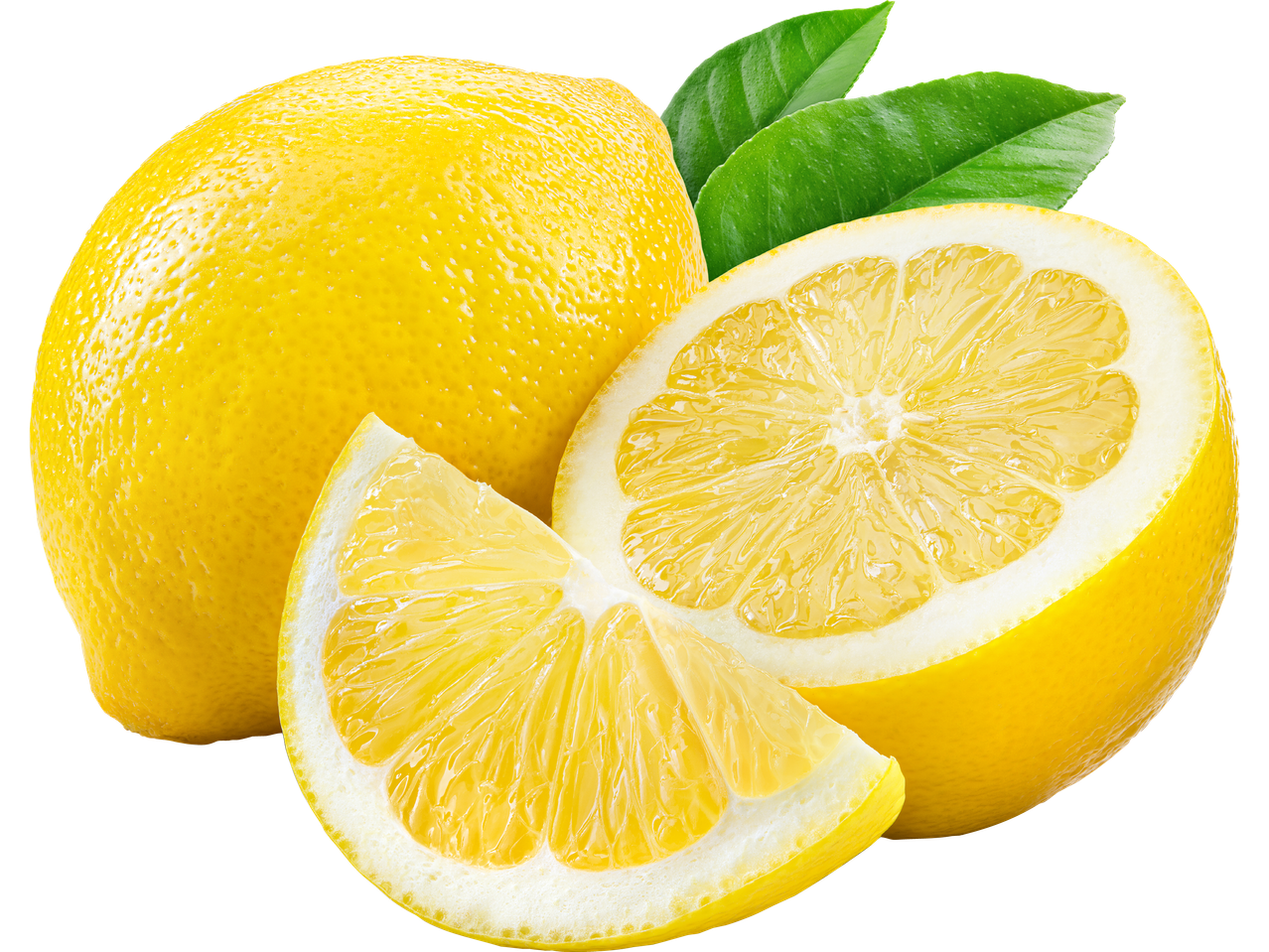 En hel citron, en halv citron och en citronklyfta med gröna blad.