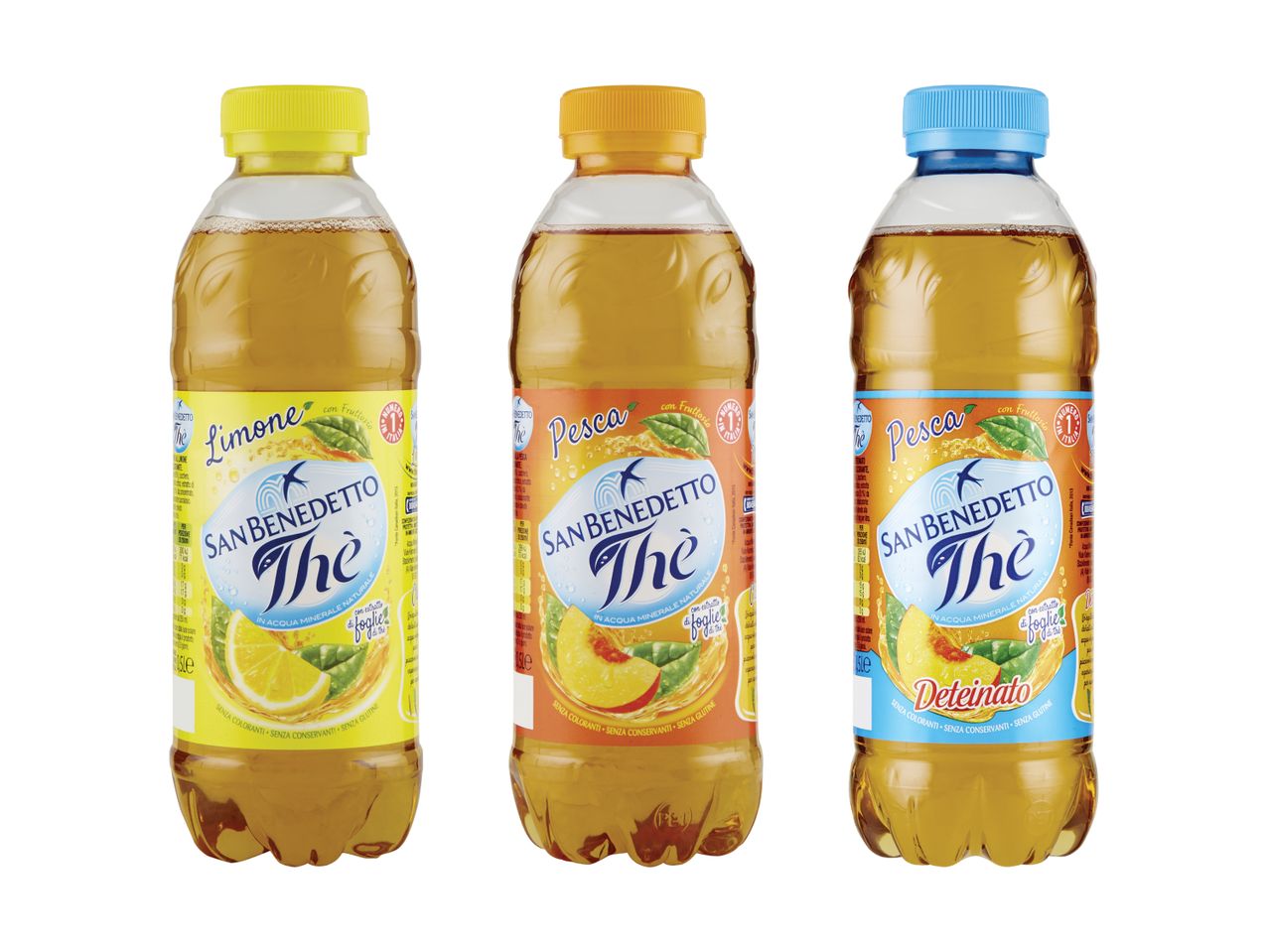 Drei Flaschen San Benedetto Thé in den Geschmacksrichtungen Zitrone, Pfirsich und entkoffeinierter Pfirsich.