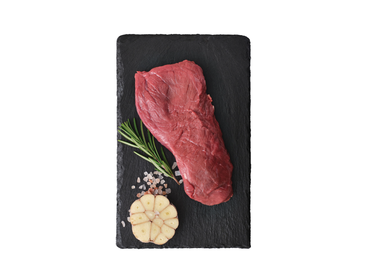 Žalias jautienos kepsnys su rozmarinu, česnaku ir druska ant juodos skalūno lentos.