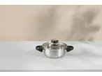 Mini-riskoger Silvercrest: panela de aço com tampa numa bancada branca