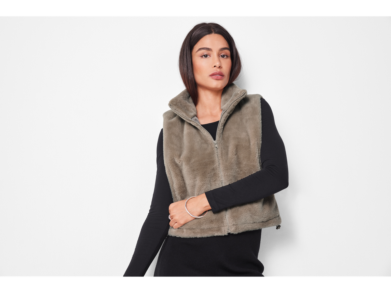 Moteris su pilka Esmara kailine liemene ir juodais ilgais marškiniais.