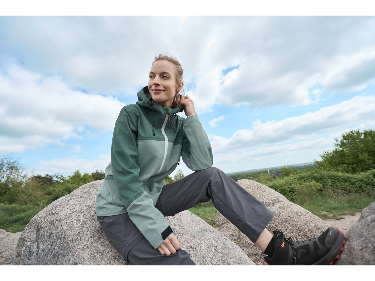 Donna con pantaloni da trekking