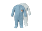 Zwei Baby-Schlafanzüge, einer hellblau mit Bärenmotiv auf dem Mond, der andere hellblau gestreift.