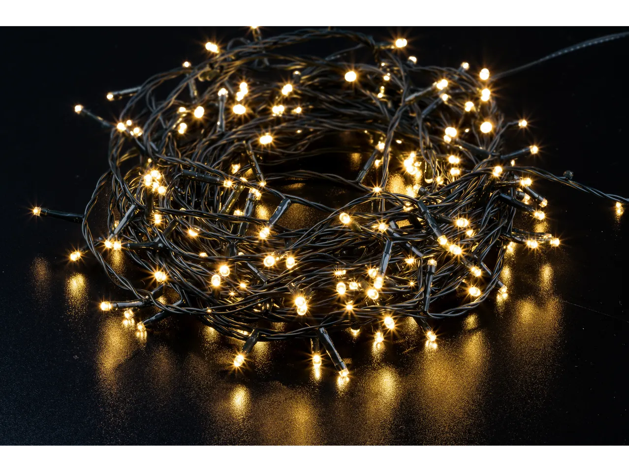 Livarno Home jõulutuled, soe valge valgus mustal taustal.