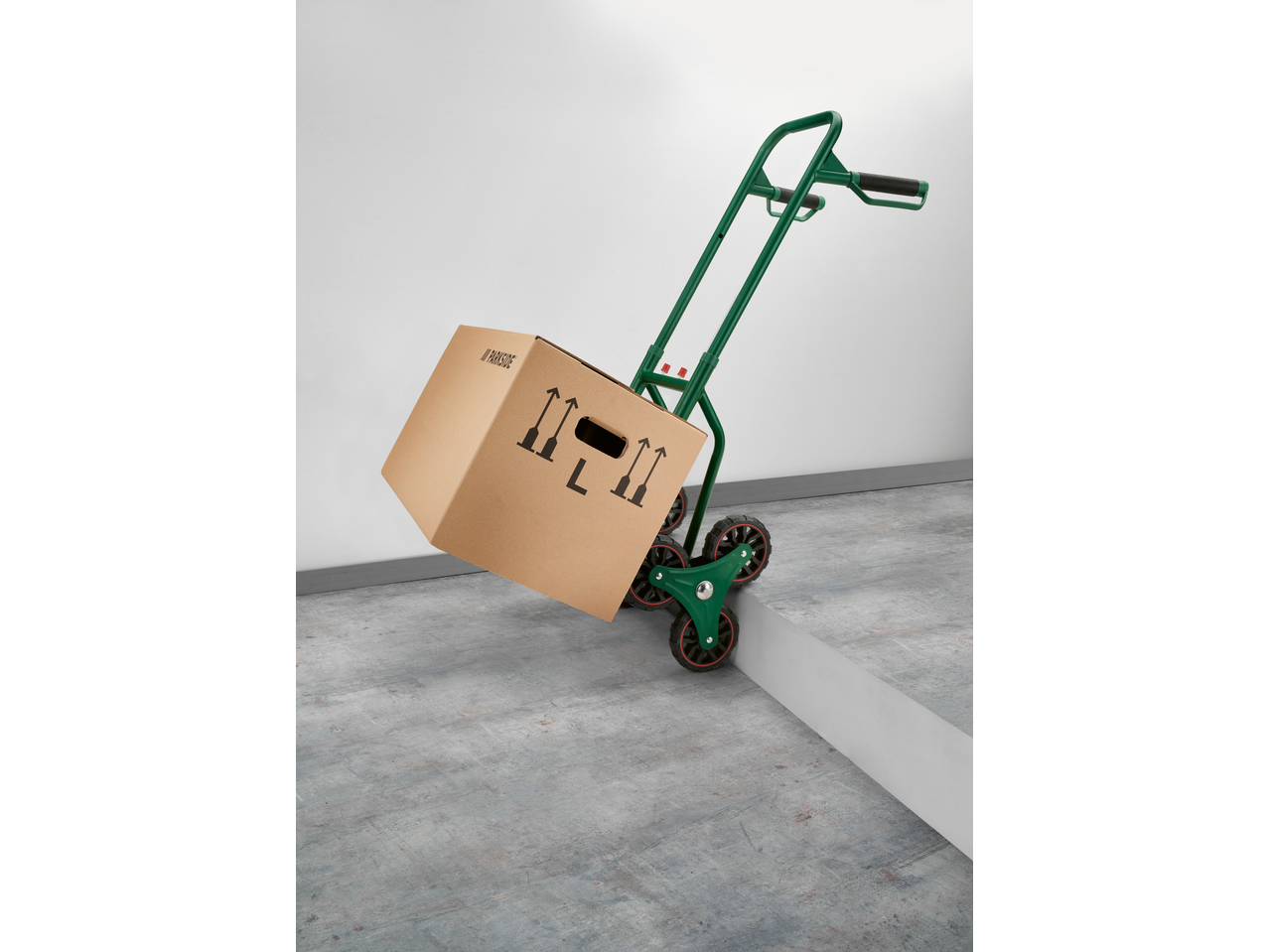 Cărucior de transport PARKSIDE pentru scări, cu cutie de carton, pe o treaptă